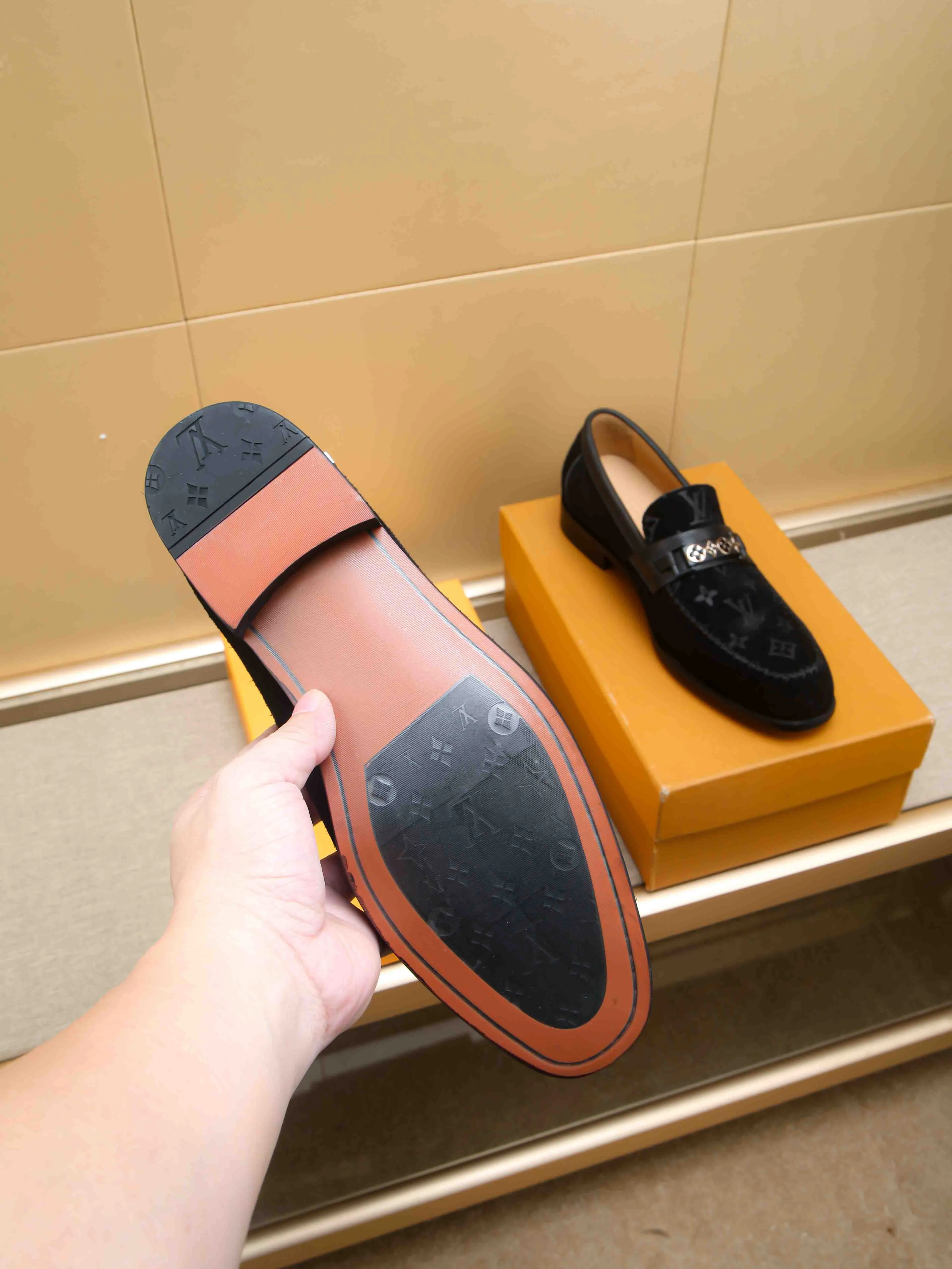 Men's shoes 💰 460 💰 Louis Vuitton LV ® 🆕 model 🔛Full shoe counter, first layer cowhide, 🐂leather lined casual shoes for men, super soft outsole, essential for driving. Counter synchronization, original first layer cowhide, completely 1:1 mold customization🌹top version, color optional! Number: 39-44 (customized at 38.45)